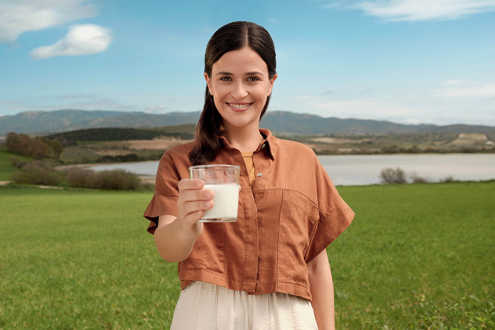 donna offre latte