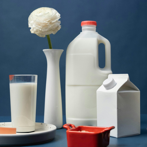 Immagine di confezioni di latte di varia tipologia: tetrapak, bidone, bicchiere