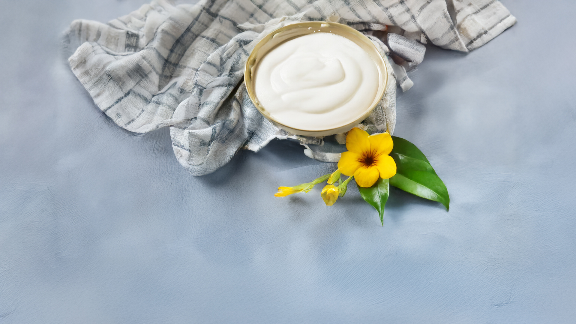 ciotola di panna liquida e fiore