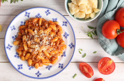 immagine di piatto pronto di pasta Malloreddus, vista dall'alto