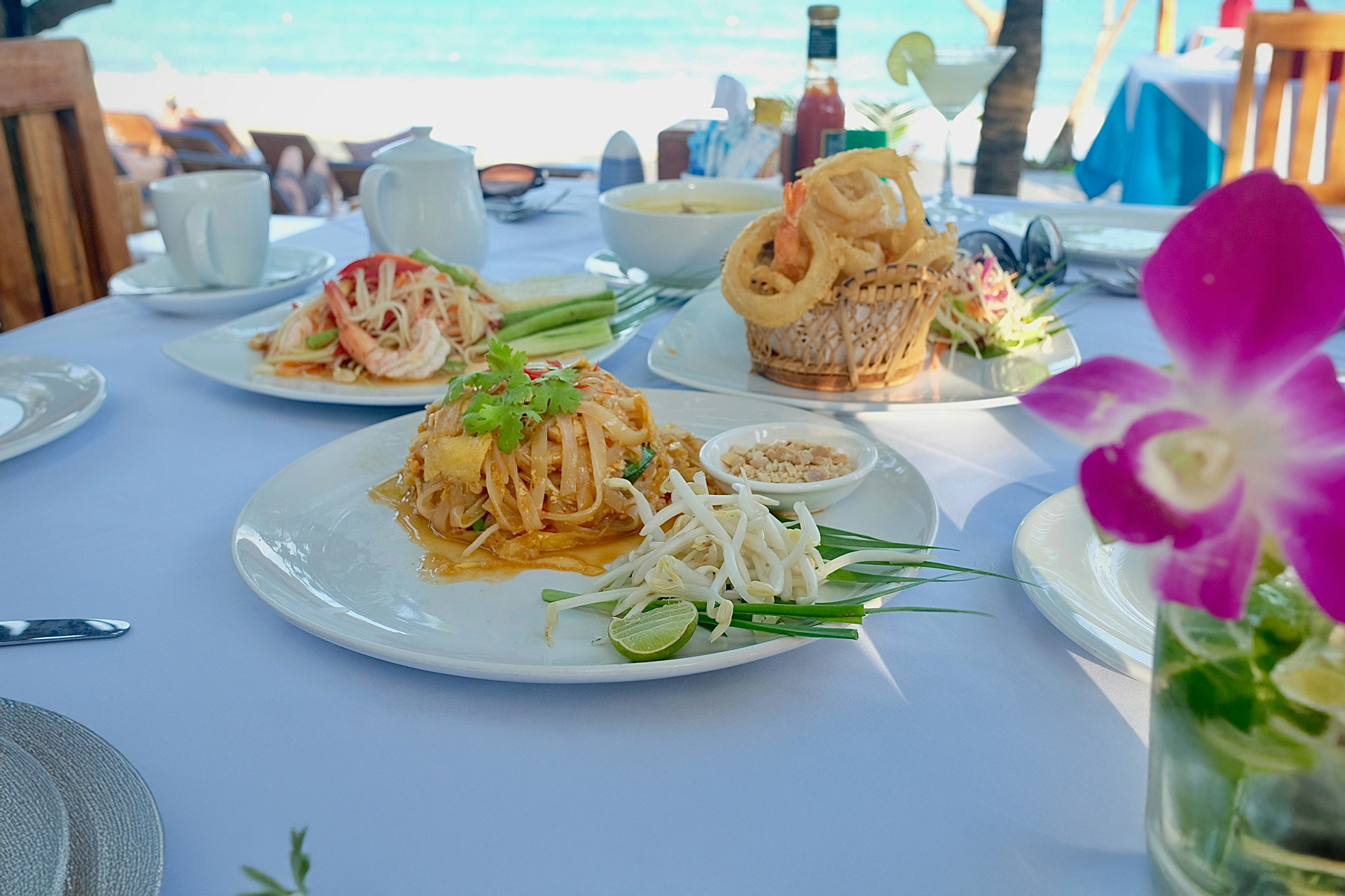 tavola con piatti di pesce e vista mare