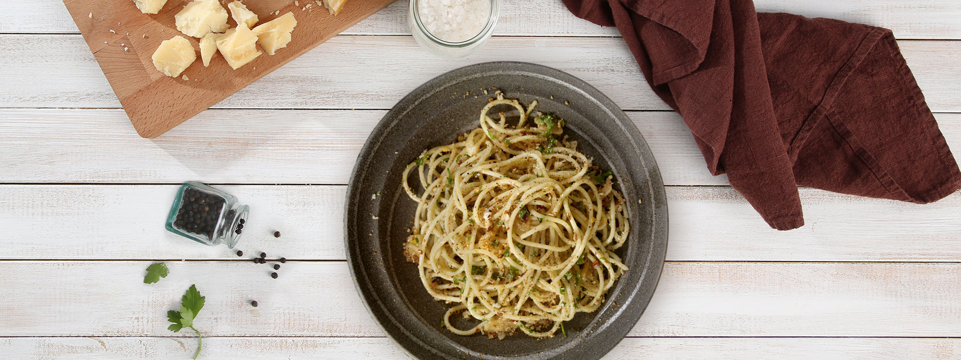 Piatto di spaghetti alla bottarga vista dall'alto