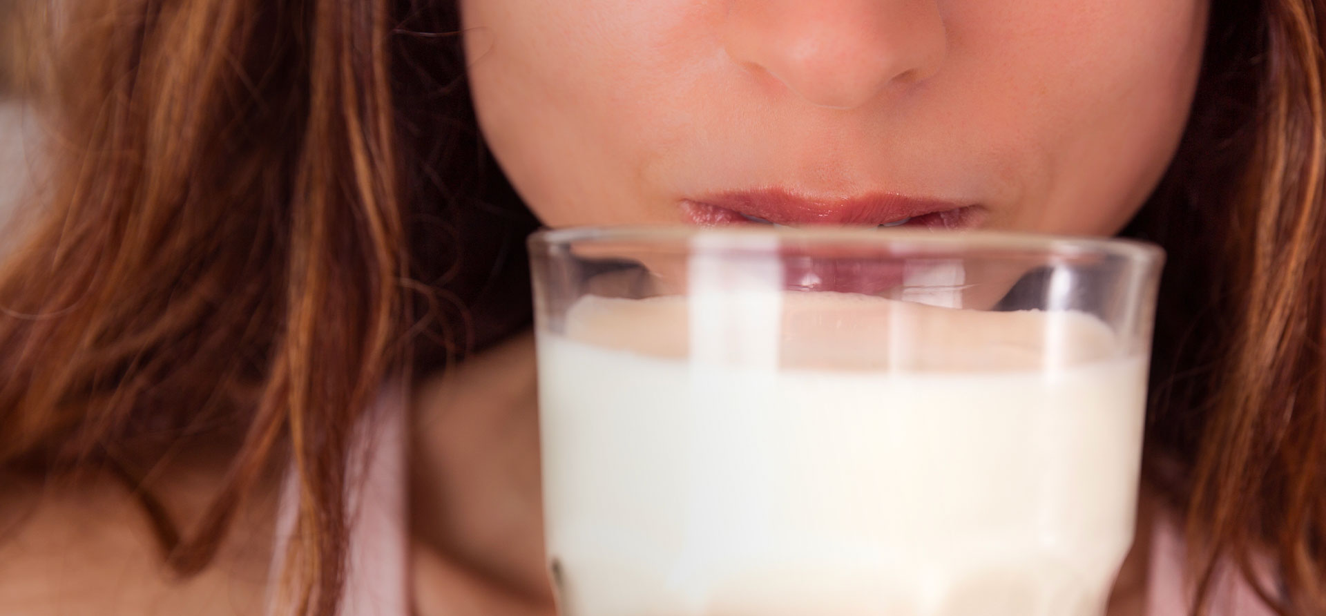 donna che beve bicchiere di latte