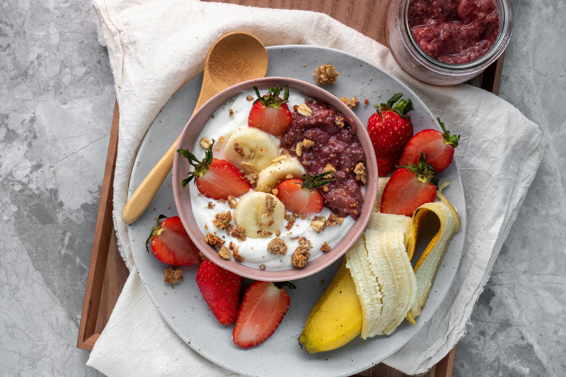 ciotola con yogurt e frutta fresca