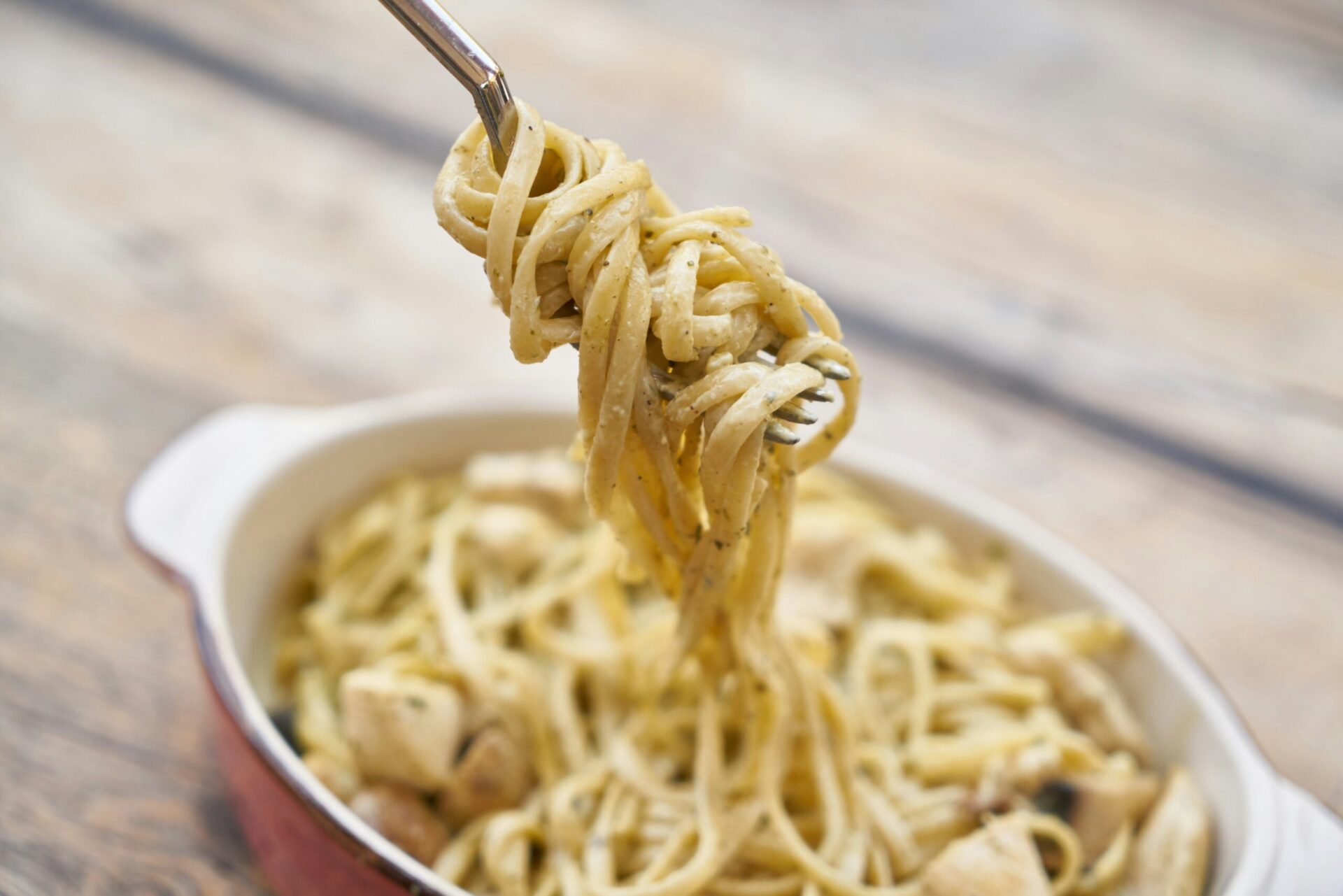 forchetta che arrotola tagliatelle al mascarpone