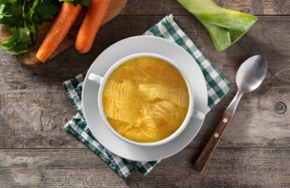 Piatto di filindieu in brodo, pasta tipica sarda molto rara