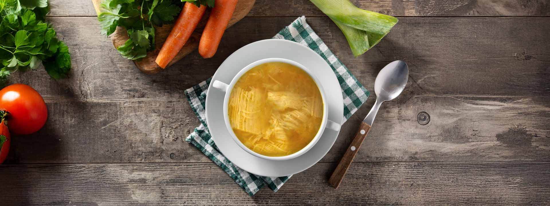 Piatto di filindieu in brodo, pasta tipica sarda molto rara