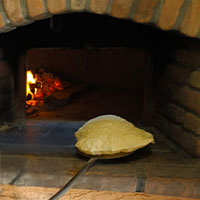 cottura del pane in forno a legna