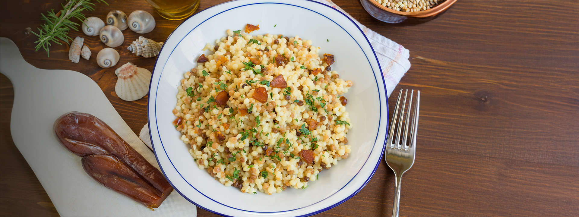 Piatto di fregola con bottarga, vista dall'alto