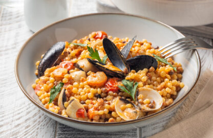 piatto di fregola con sugo ai frutti di mare