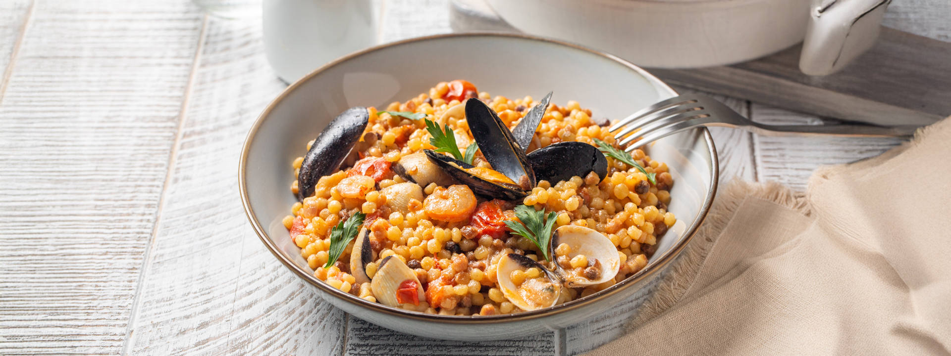 piatto di fregola con sugo ai frutti di mare