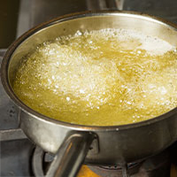 padella con olio che frigge