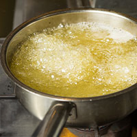 padella con olio per frittura in cottura
