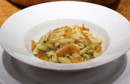 piatto di malloreddus, pasta sarda, con bottarga