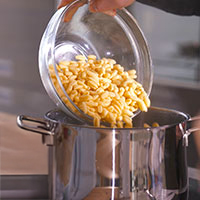pasta versata da ciocola in vetro in pentola