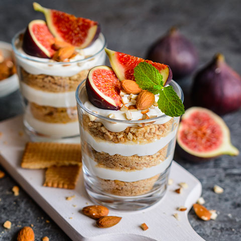 due bicchieri di dessert mascapone e fichi