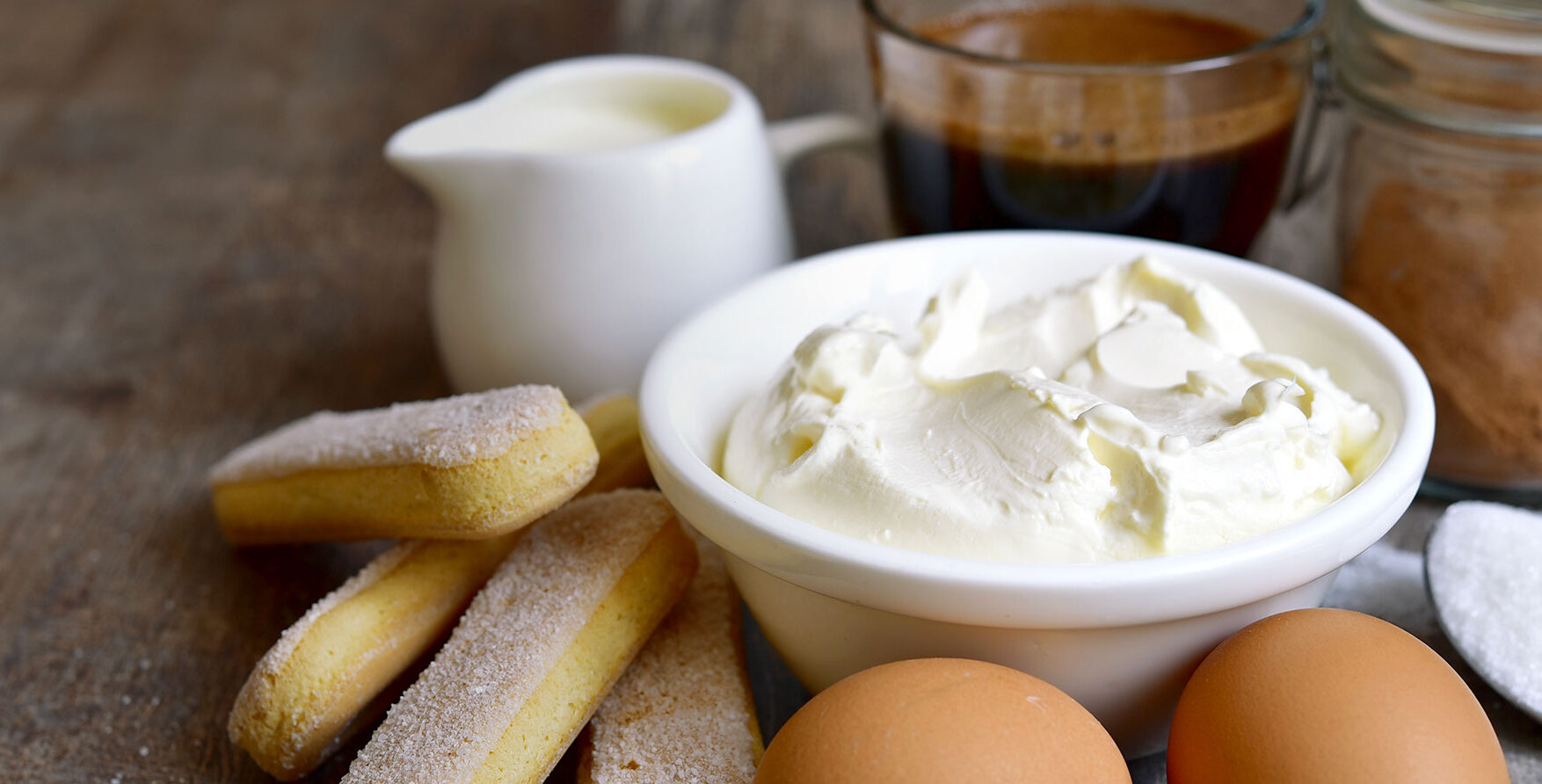 tavola con mascarpone e biscotti