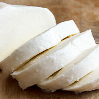 Mozzarella a fette in primo piano