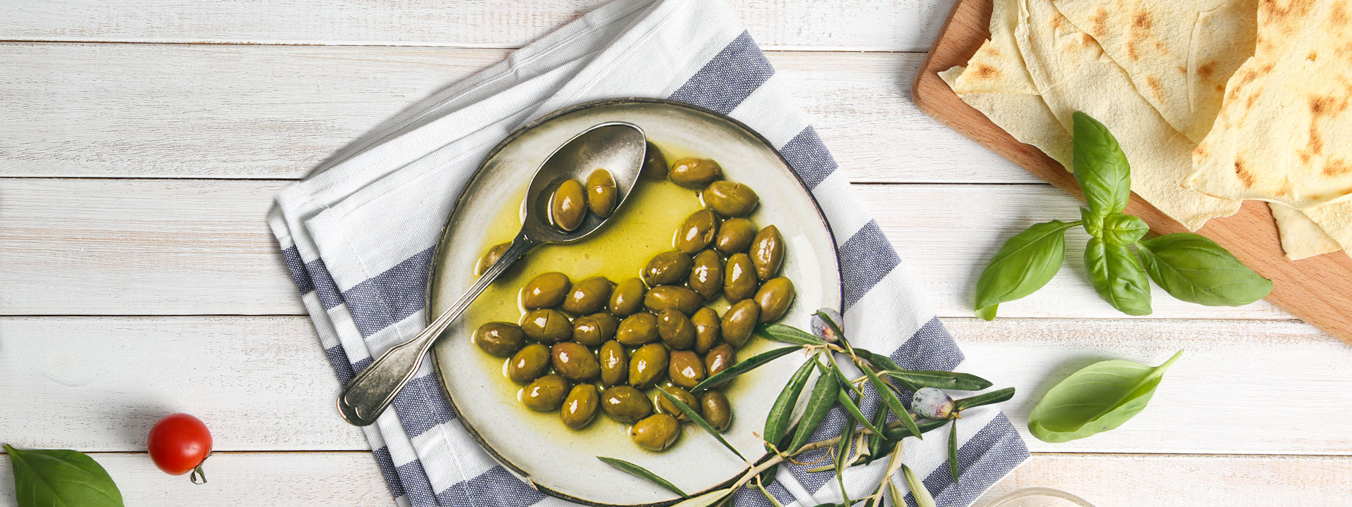 piatto di olive su tavola apparecchiata