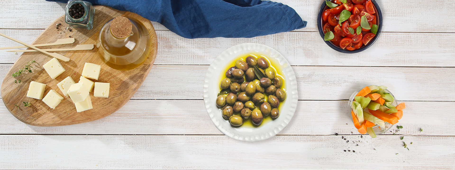 piatto di olive alla sarda su tavola imbandita