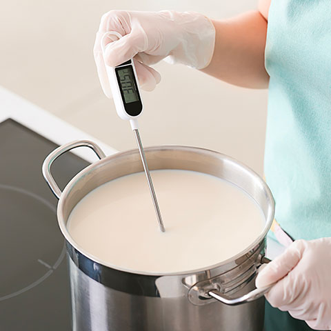 perdona che controlla temperatura latte con termometro digitale