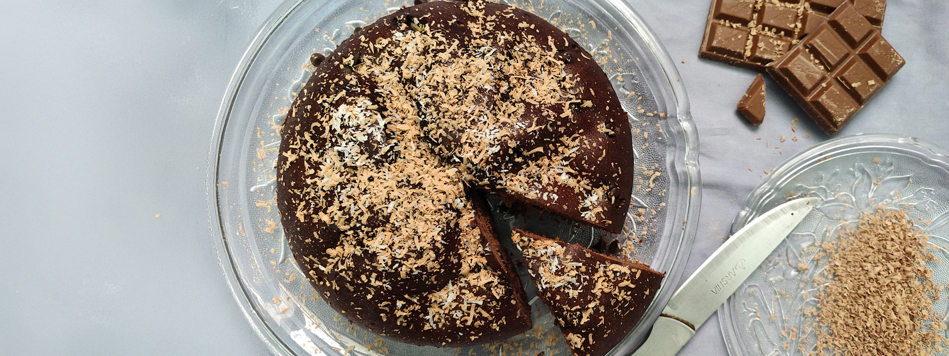immagine di torta con cocco e cioccolato vista dall'alto