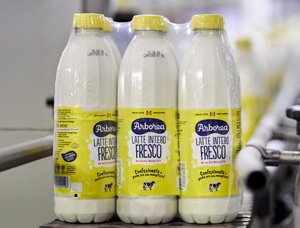 Primo piano bottiglie di latte fresco Alta Qualità Arborea