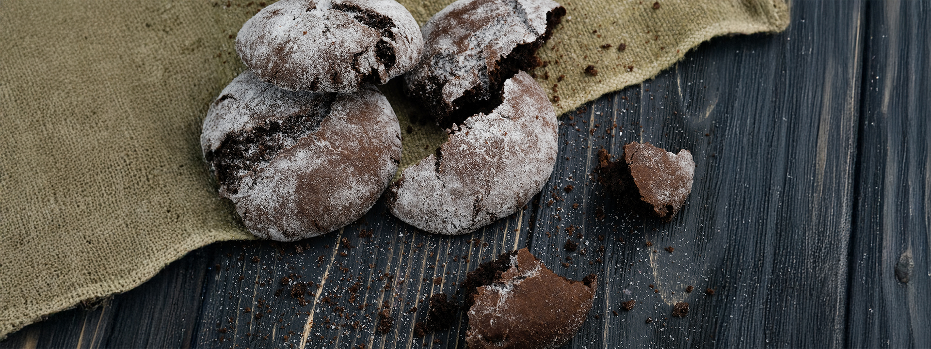 Biscotti al mirto friabili su tavolo scuro