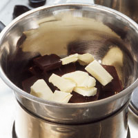 ciotola con pezzi di burro e cioccolato