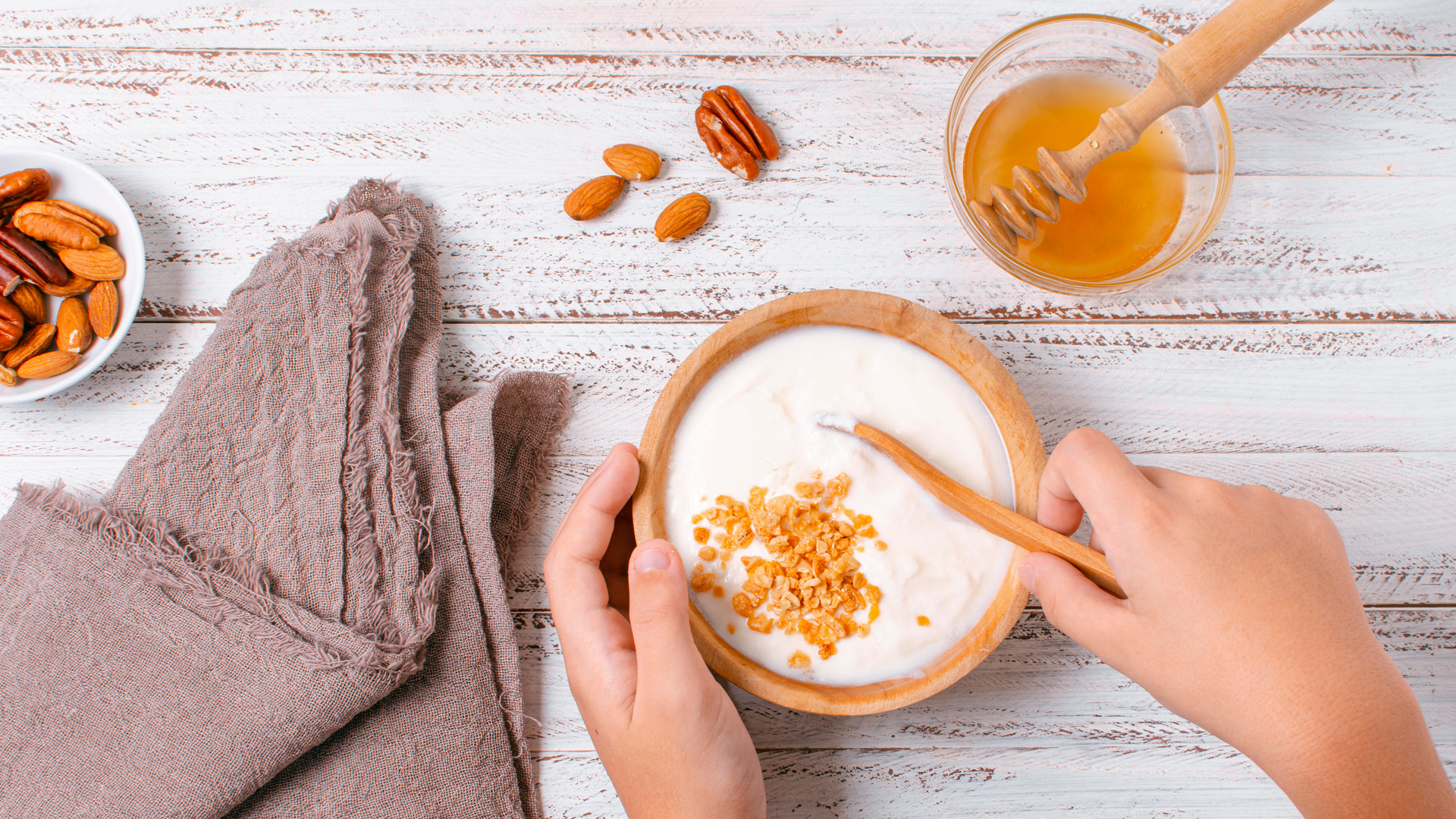ciotola vista dall'alto con yogurt miele ,frutta secca e avena