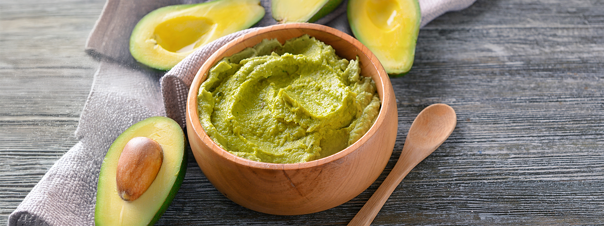 Salsa sdi yogurt e avocato, ciotolina in legno