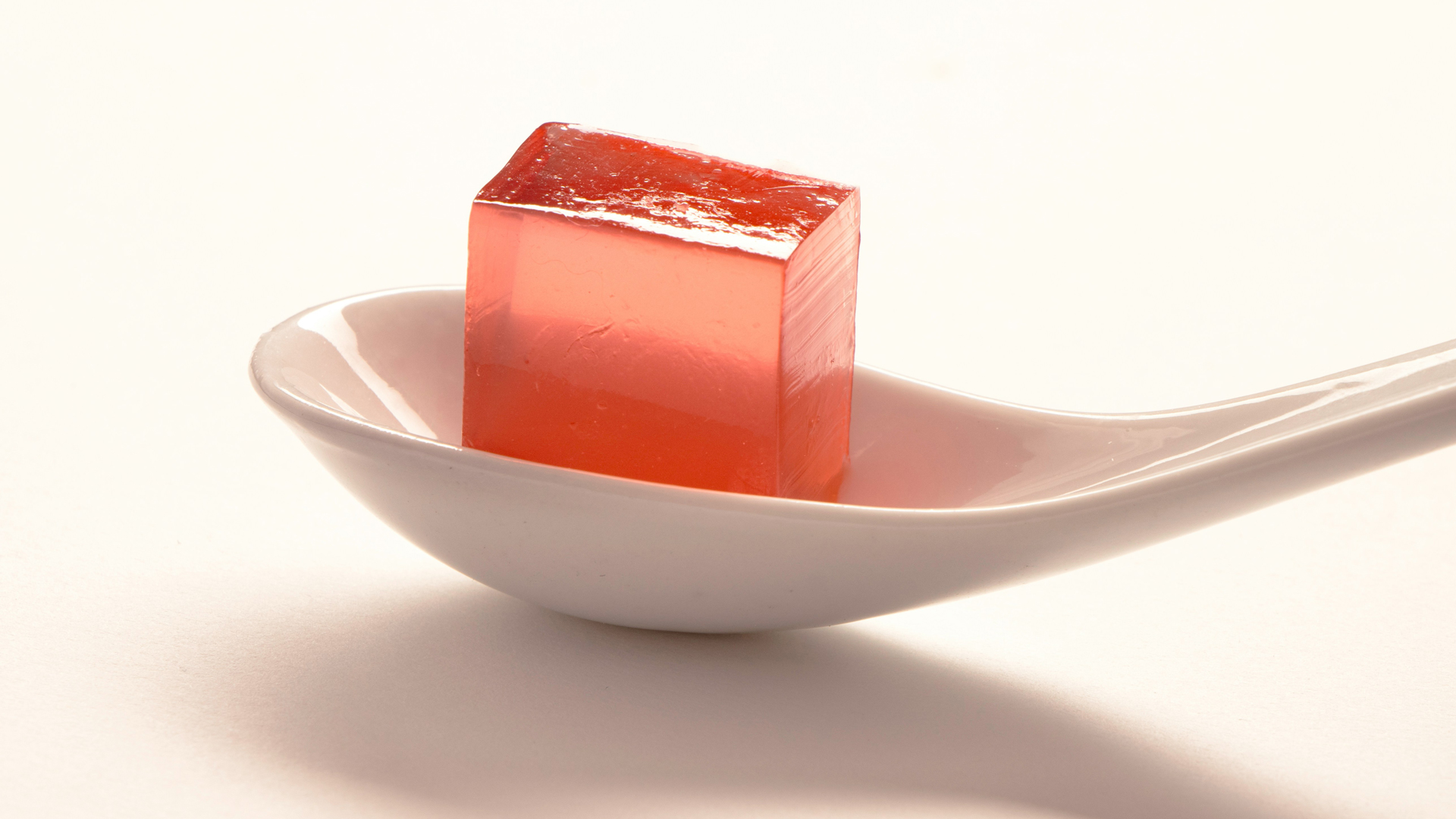 cucchiaio con cubo di gelatina alimentare