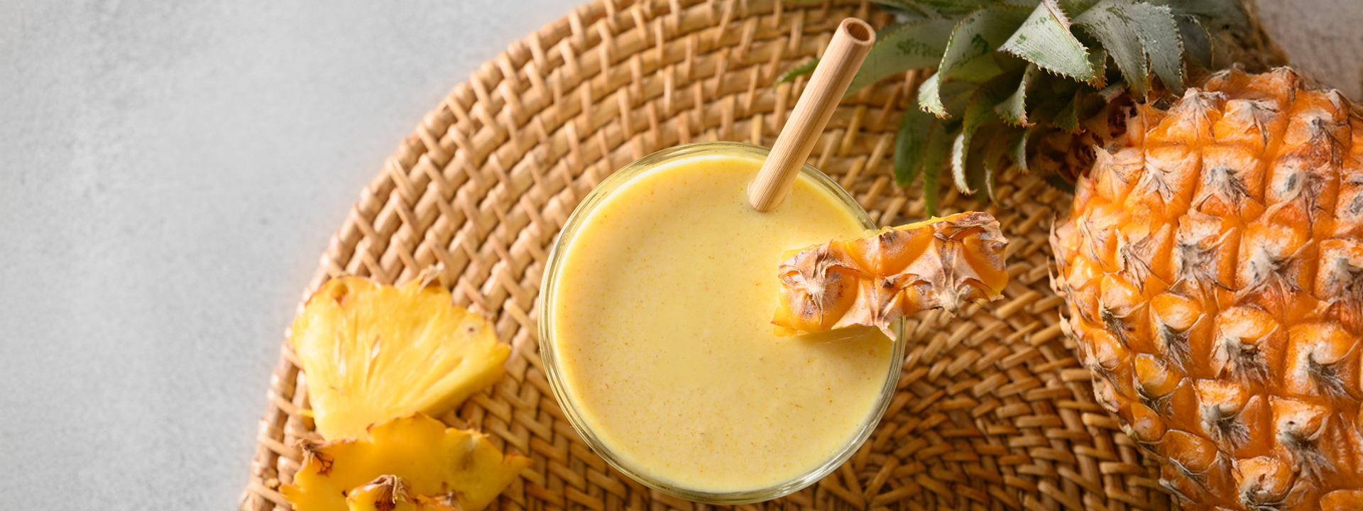 Bicchiere di frappe e ananas, vista dall'alto