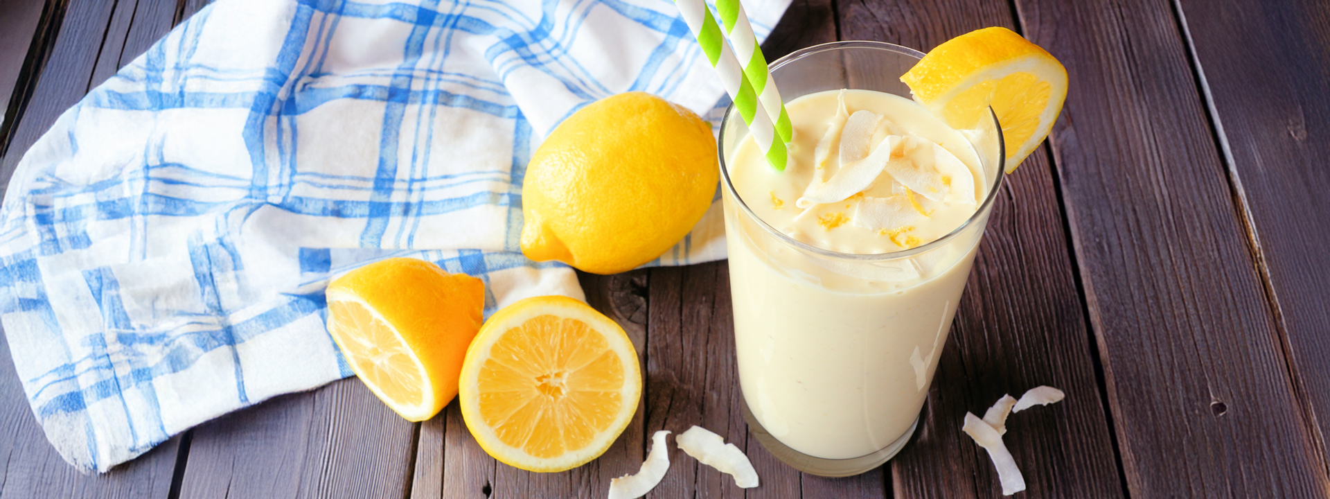 bicchiere di frappe yogurt e frutta con limoni