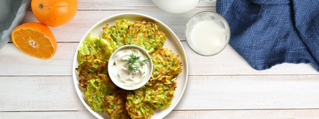 Frittelle di zucchine dolci, piatto visto dall'alto