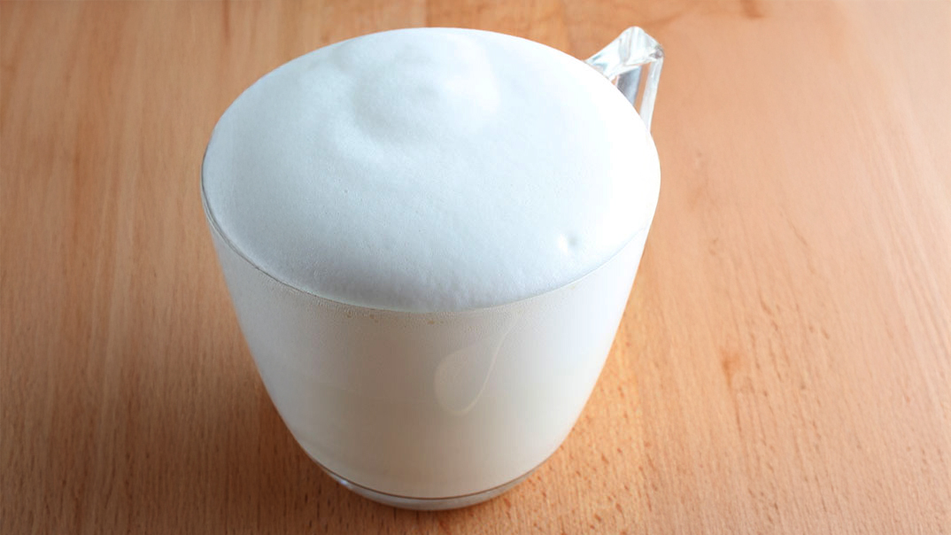 tazza di latte con schiuma