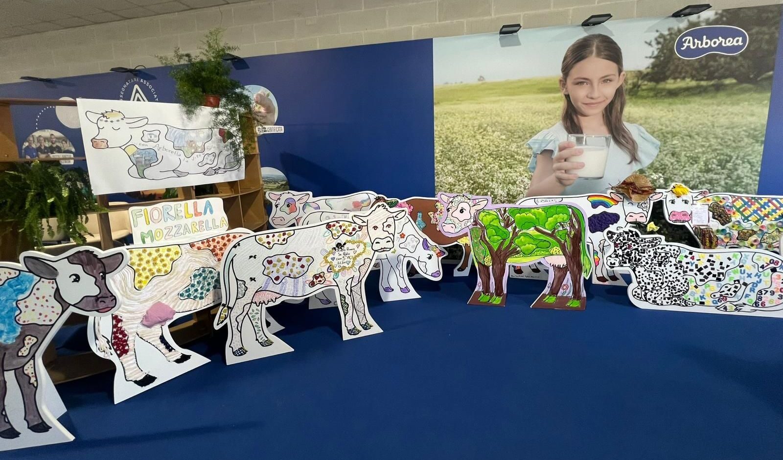 sagome di mucche realizzate da bambini per progetto Arborea Il Buon Latte nelle Scuole