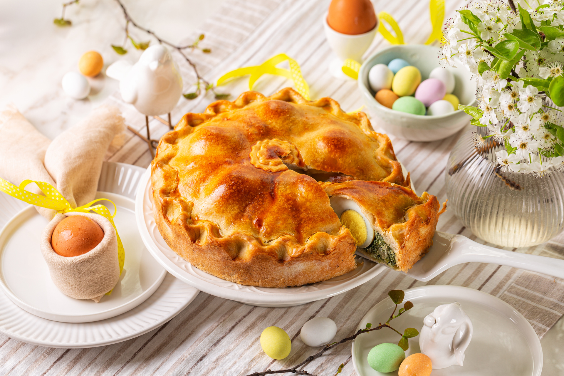 Torta pasquale su tavola addobbata con uova