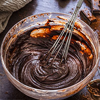ciocola con cioccolato fuso e burro mescolati