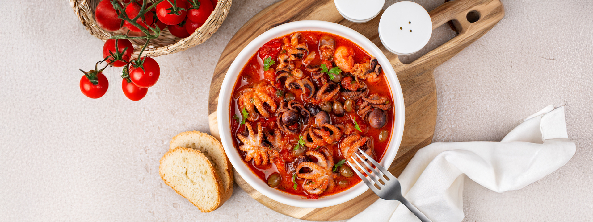 piatto di moscardini con salsa visto dall'alto