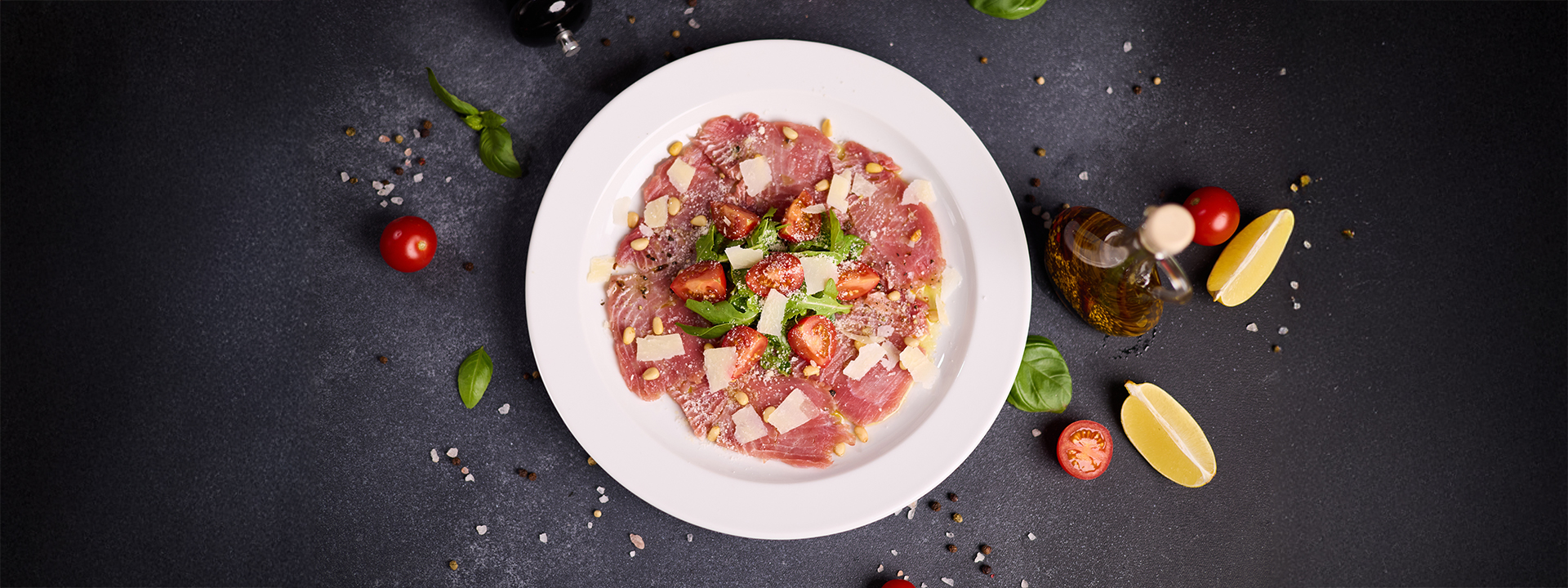 Piatto con carpaccio di pesce crudo, musciame, vista dall'alto