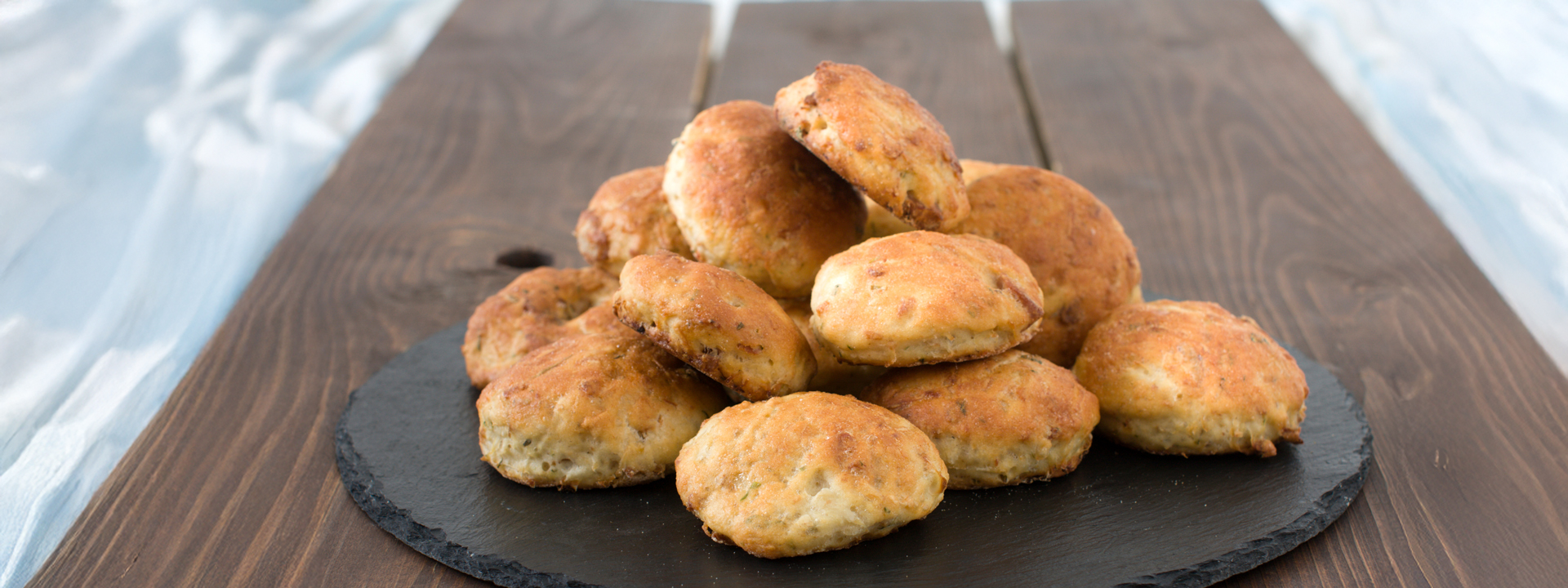 Piatto con piccoli panini ai ciccioli di maiale