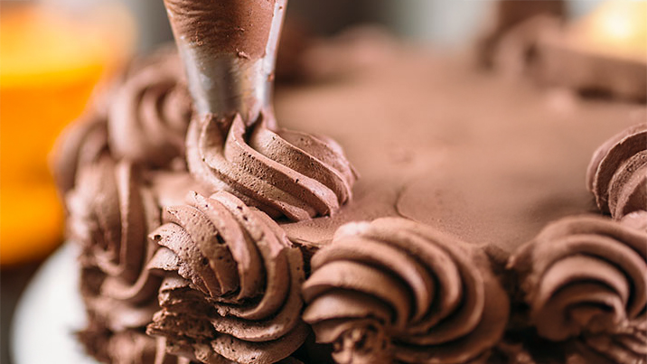 dettaglio decorazioni con panna al cioccolato