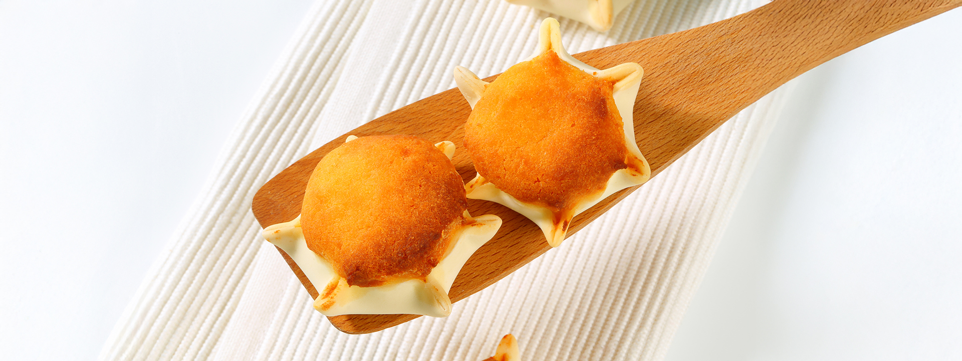 Cucchiaio in legno con 2 pardulas sarde