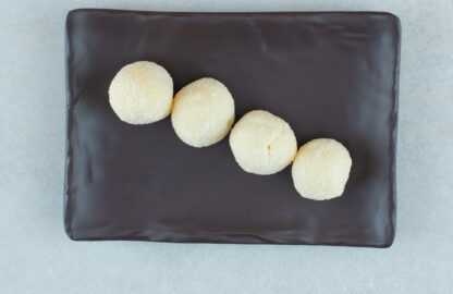 piatto con 4 dolcetti sardi di mandorle a forma di pallina