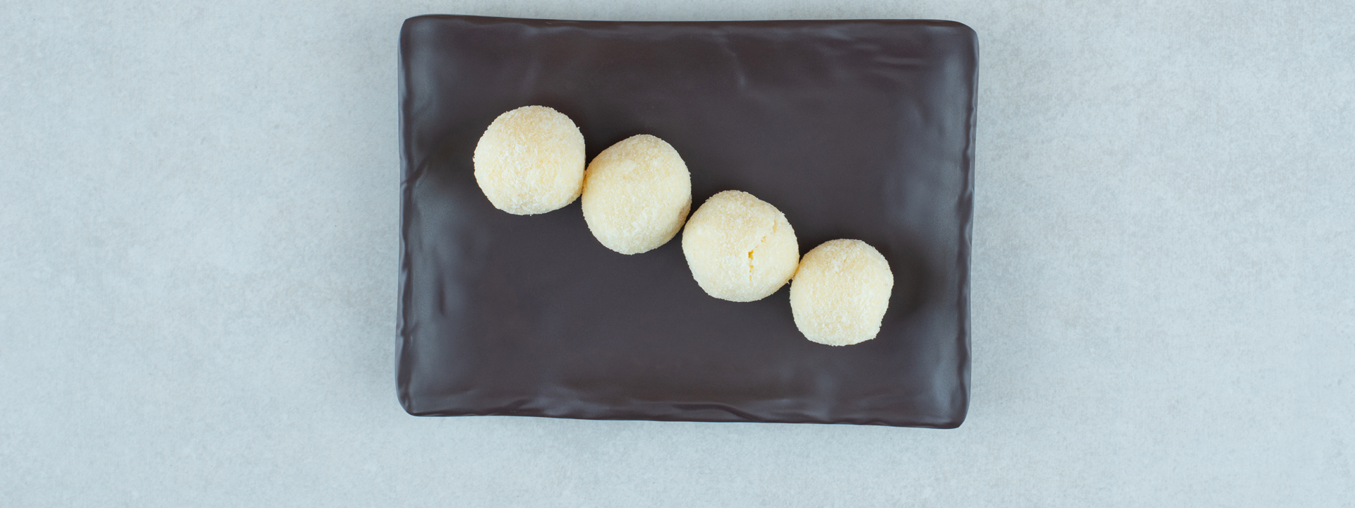 piatto con 4 dolcetti sardi di mandorle a forma di pallina