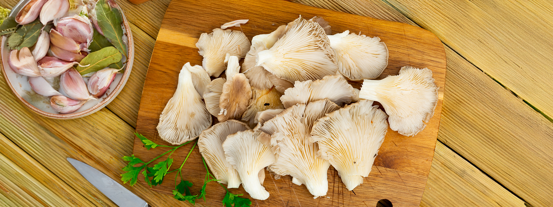 tagliere con funchi pleorotus