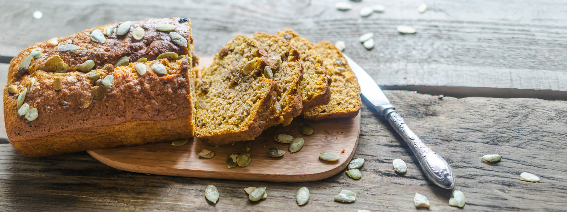 Plumcake integrale, 4 fette e pezzo intero su tagliere