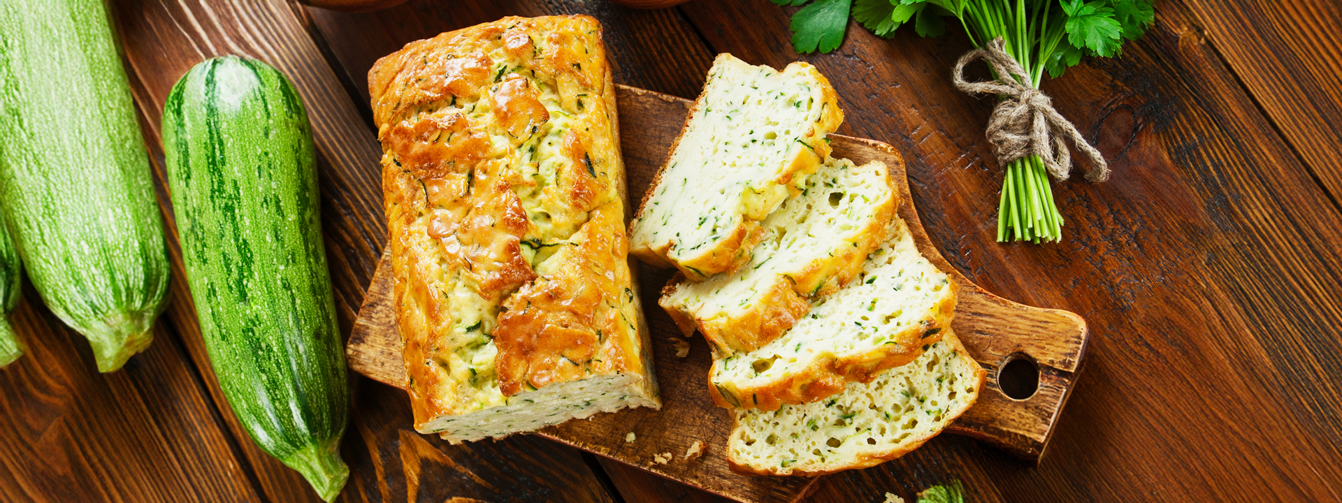 Plumcake alle zucchine, pezzo e 4 fette, vista dall'alto