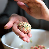 mani che formano polpette di pesce